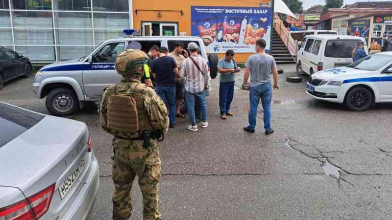 Здание судебных приставов. Может ли судебный пристав сидеть на судебном заседании. Судебные приставы астрахань. Сотрудники налоговой и женщина. Уфссп по красноярскому краю.